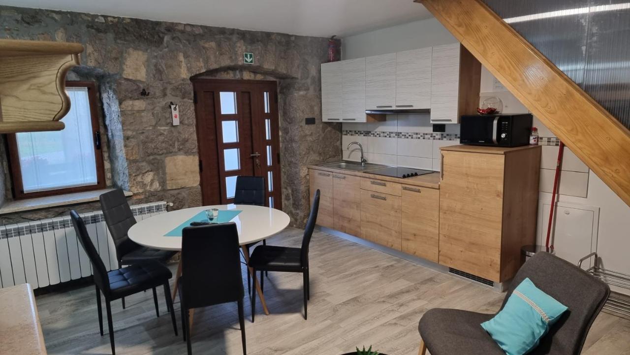 Villa Kos Lupoglav  Buitenkant foto