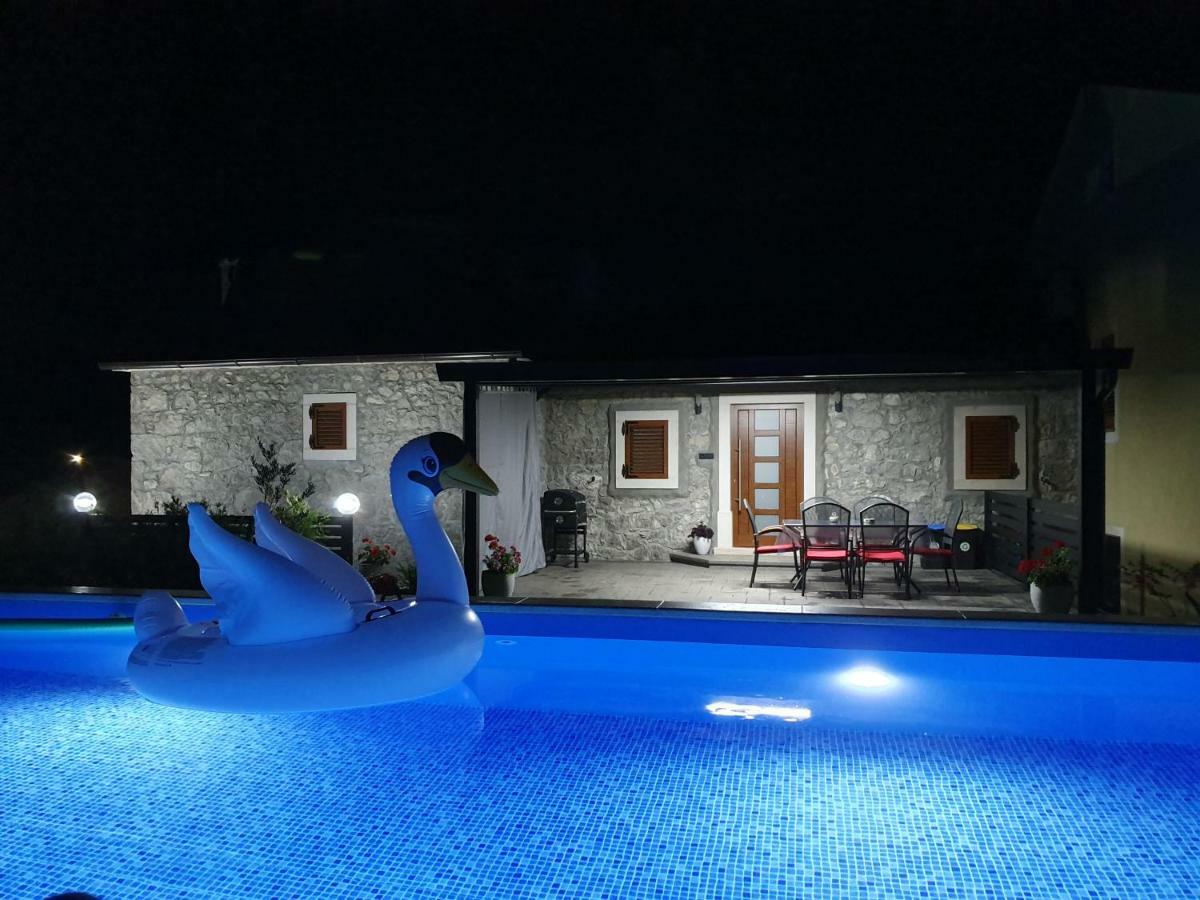 Villa Kos Lupoglav  Buitenkant foto