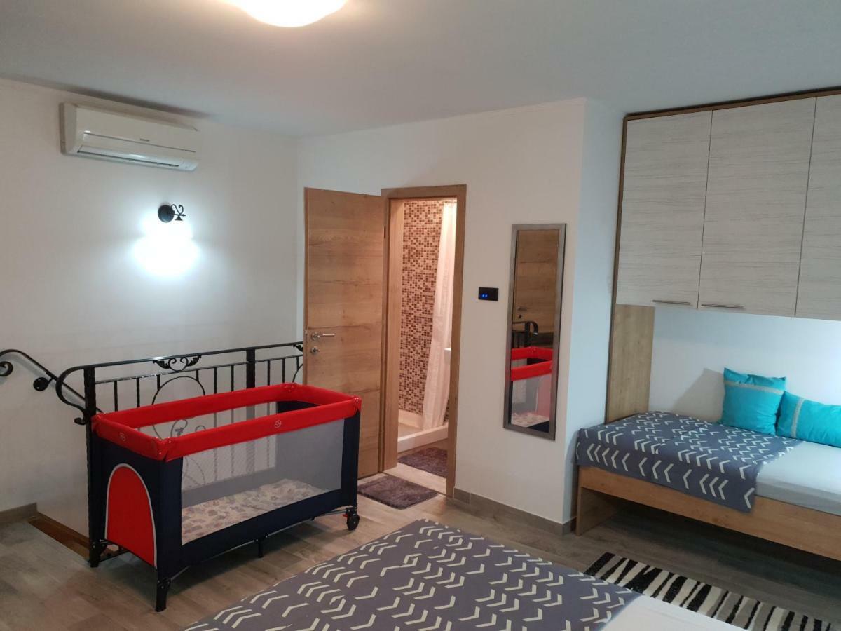Villa Kos Lupoglav  Buitenkant foto